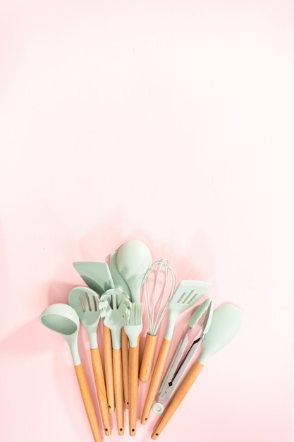 Kolorowe przybory kuchenne na pastelowym tle